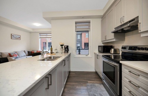 Brampton House | Family-Friendly 3 Bedrooms + 2.5 Bathroom Home Near Mount Pleasant Brampton