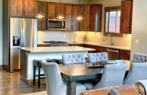 Fraser House | Family friendly 3 bedroom, mt views, private outdoor hot tub