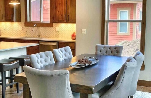 Fraser House | Family friendly 3 bedroom, mt views, private outdoor hot tub