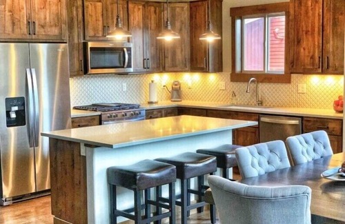 Fraser House | Family friendly 3 bedroom, mt views, private outdoor hot tub