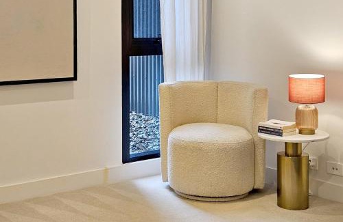 Banksmeadow House | Family-Friendly 3 Levels Architect Home Near Airport Beach Sydney City FREE City Parking & Airport Pickup Available