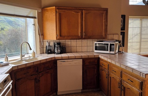 Three Rivers House | Family Friendly 3-bedroom house in lovely Three Rivers with AC