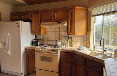 Three Rivers House | Family Friendly 3-bedroom house in lovely Three Rivers with AC