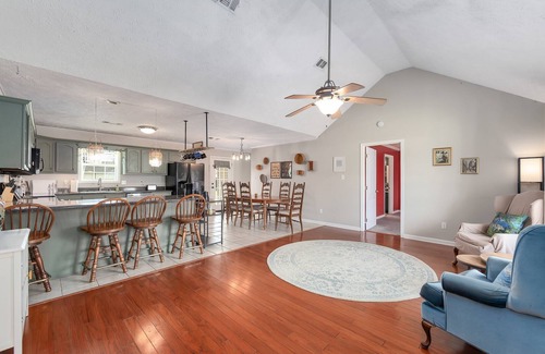 Bells House | Family-Friendly 3BR Stay with EV Charger & BBQ