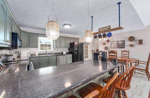 Bells House | Family-Friendly 3BR Stay with EV Charger & BBQ