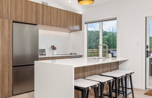 East Durham House | Family Friendly 3BR - Playground - Tennis Court