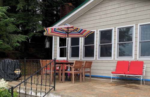 Meadows House | Family Friendly 4 Bedroom 3 Bathroom House on Water with Dock and Game Room