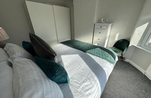 Trafford Apartment | Family-Friendly 4BR Home in Sale, Manchester - Garden & Double Driveway