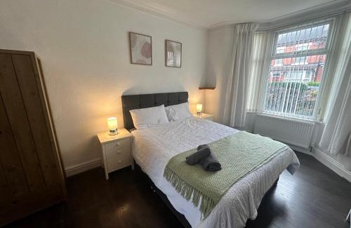 Trafford Apartment | Family-Friendly 4BR Home in Sale, Manchester - Garden & Double Driveway
