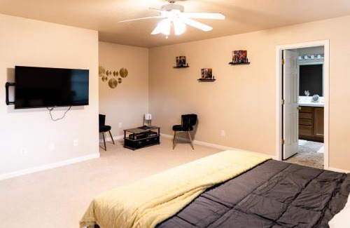 Neighbors Southwest House | Family-friendly 5-bedroom home with workspace, jetted bathtub, grill, and AC
