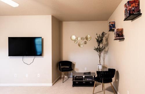 Neighbors Southwest House | Family-friendly 5-bedroom home with workspace, jetted bathtub, grill, and AC