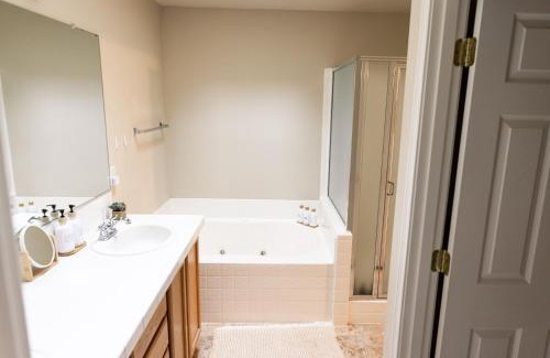 Neighbors Southwest House | Family-friendly 5-bedroom home with workspace, jetted bathtub, grill, and AC