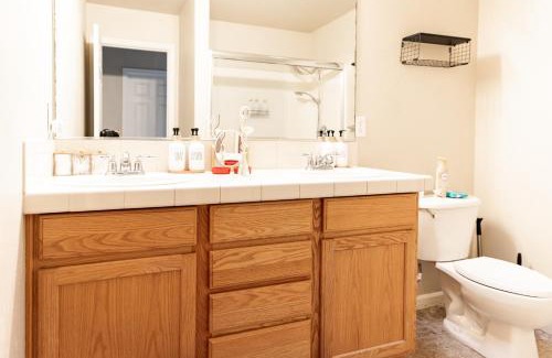 Neighbors Southwest House | Family-friendly 5-bedroom home with workspace, jetted bathtub, grill, and AC