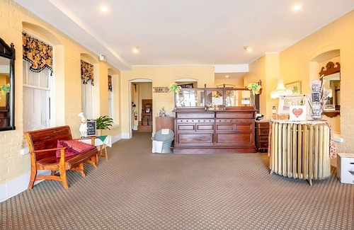 Abbeville House | Family-Friendly Accommodation Near Abbeville Opera House! FREE Parking!