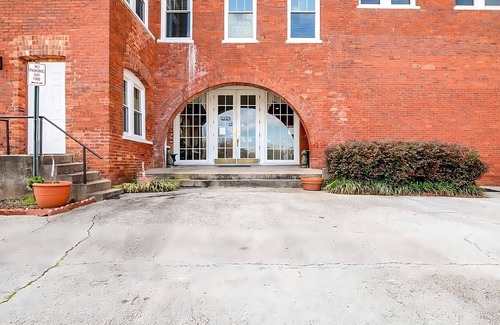 Abbeville House | Family-Friendly Accommodation Near Abbeville Opera House! FREE Parking!