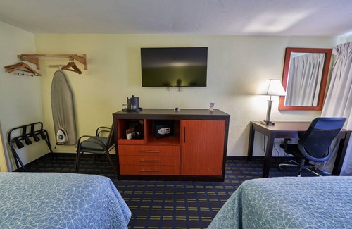 West Yarmouth Hotel | Family-Friendly Atmosphere w/Heated Indoor Pool & Free Breakfast - 4 Units