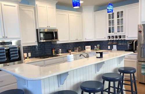 Bayside Villa | Family friendly Bayside Villa that sleeps 17 on pond