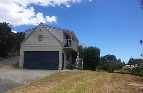 Russell House | Family Friendly Beach Oasis with Modern Comforts
