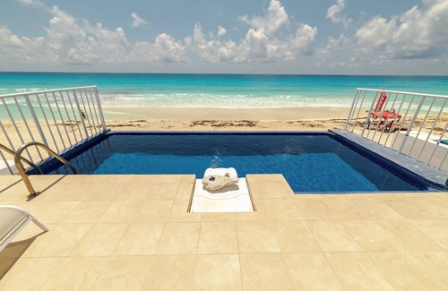 Zona Hotelera Villa | Family-Friendly Beachfront Villa Private Pool Sleeps 10 Gated Access
