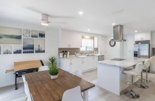 Regional District of Nanaimo House | Family Friendly, Central Downtown Qualicum Beach