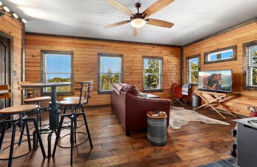Eureka Springs House | Family-Friendly Cabin with Hot Tub in the Ozark Mountains and nearby Beaver Lake, Eureka Springs