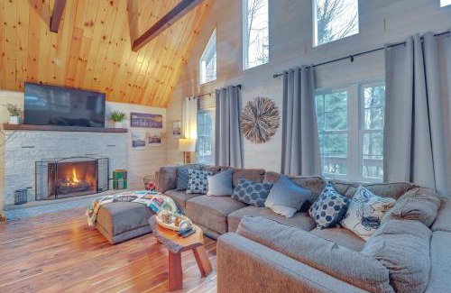 Pocono Lake House | Family-Friendly Cabin with Fire Pit in Pocono Lake!