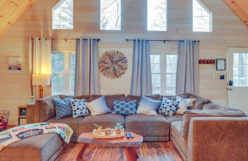 Pocono Lake House | Family-Friendly Cabin with Fire Pit in Pocono Lake!
