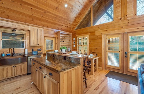 Vein Mountain Cabin | Family Friendly Cabin w/Hot Tub, Fishing Pond & Game Room 45min to Asheville