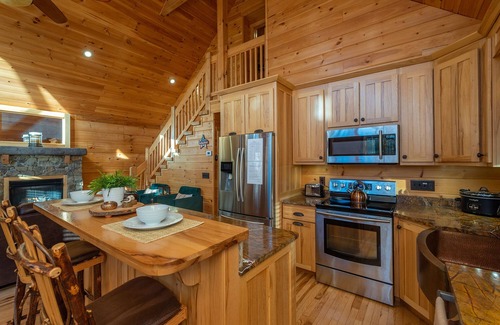 Vein Mountain Cabin | Family Friendly Cabin w/Hot Tub, Fishing Pond & Game Room 45min to Asheville