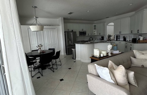 Vista East House | Family friendly! Close to MCO, Disney, Universal, NASA, beaches, and more!