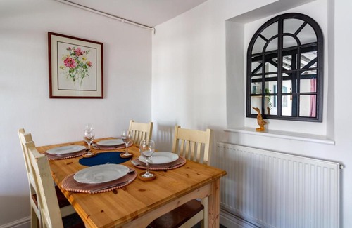 Malmesbury House | Family friendly cottage with bunk beds and courtyard
