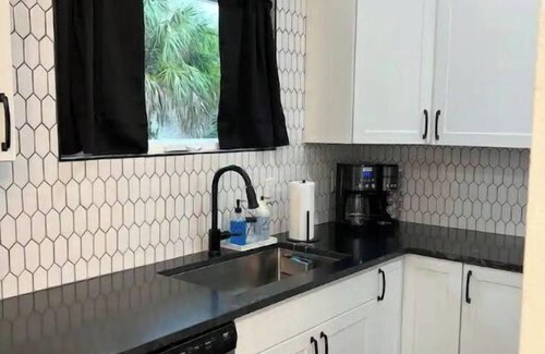 United Central Apartment | Family Friendly DTSP 2/1 Neighborhood Apt