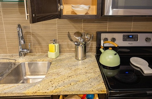 Downtown Dallas Apartment | Family-friendly Dallas getaway with rooftop pool, free parking & Texas flair.