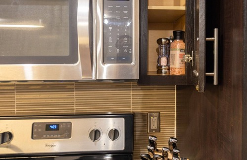 Downtown Dallas Apartment | Family-friendly Dallas getaway with rooftop pool, free parking & Texas flair.