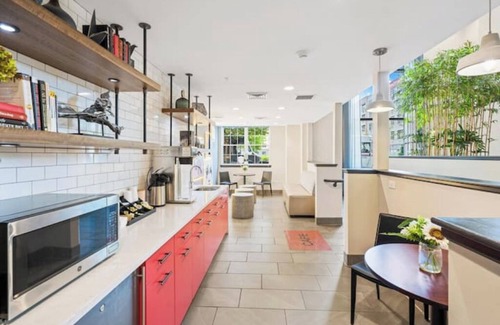 Hackensack River Waterfront Apartment | Family Friendly Deluxe 2/2 Condo: 15 mins to NYCnn