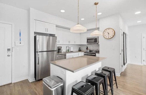 Hackensack River Waterfront Apartment | Family Friendly Deluxe 2/2 Condo: 15 mins to NYCnn