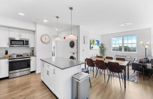 Hackensack River Waterfront Apartment | Family Friendly Deluxe 2/2 Condo: 15 mins to NYCnn