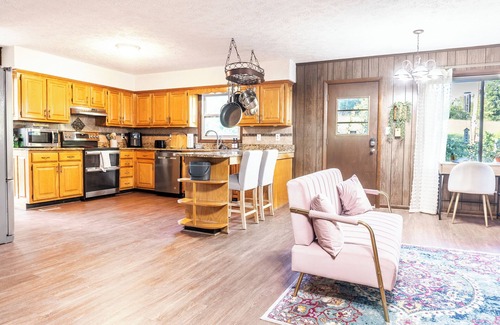 Central Other | Family-friendly Farmhouse Johnson City ETSU Tweetsie Trail Bristol Speedway JCMC
