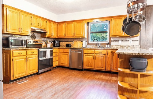 Central Other | Family-friendly Farmhouse Johnson City ETSU Tweetsie Trail Bristol Speedway JCMC