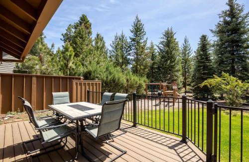Deer Park House | Family Friendly Fun at Oregon Loop Getaway Sleeps 9 Hot Tub Bikes Pet-Friendly