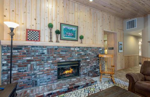 Deer Park House | Family Friendly Fun at Oregon Loop Getaway Sleeps 9 Hot Tub Bikes Pet-Friendly