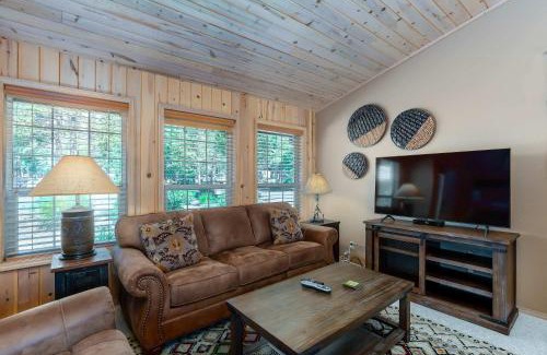 Deer Park House | Family Friendly Fun at Oregon Loop Getaway Sleeps 9 Hot Tub Bikes Pet-Friendly