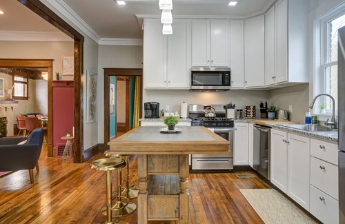 Johnson City House | ✨️Family Friendly Getaway✨️Small or Large Groups Welcome - Eclectic Design Gem!