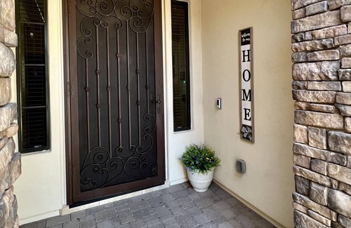 Palm Valley House | Family friendly Goodyear Home, huge backyard & all NEW furniture