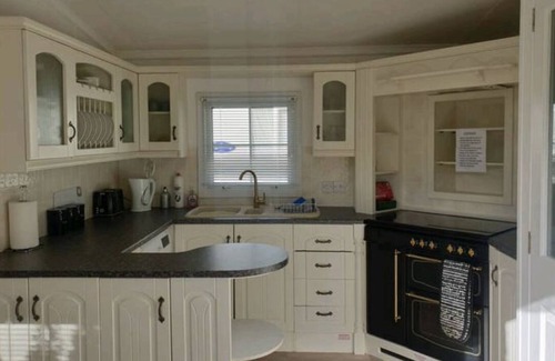 Grimsby House | Family Friendly holiday caravan, 5 mins from the beach in a peaceful location.