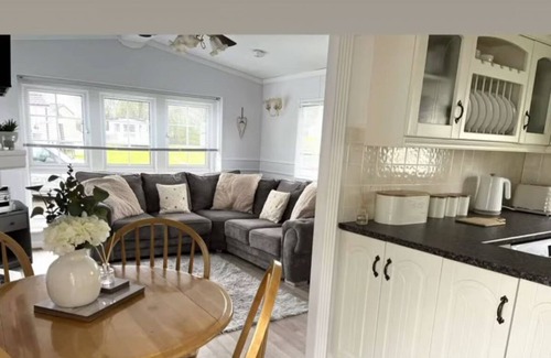Grimsby House | Family Friendly holiday caravan, 5 mins from the beach in a peaceful location.