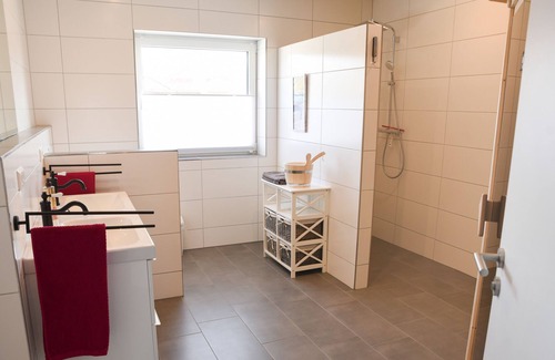 Geeste House | Family-friendly holiday apartment with bio sauna and parking space near the lake
