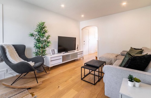 New Toronto House | Family-Friendly Home, Mins to Downtown Toronto, Free Parking and Gym