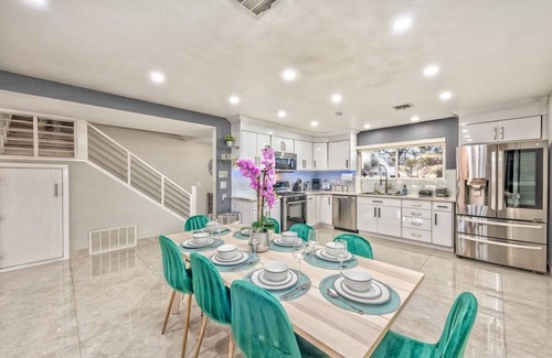 Las Vegas Villa | family-friendly home with in/out games & pool