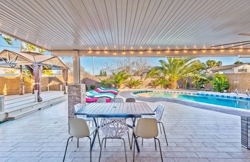 Las Vegas Villa | family-friendly home with in/out games & pool